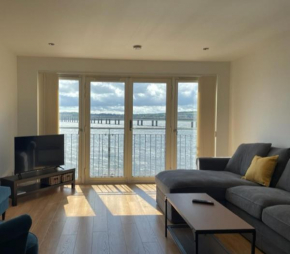 Lux Waterfront 2 bed Apt, V&A 10min walk, St Andrew's Golf 25min drive